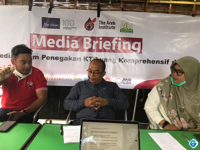 FOTO : Manager Kemitraan Aceh Institure, Muazzinah, dan Dewan Pembina JMSI Aceh, Azhari, saat menjadi narasumber acara “Diskusi : Media Dalam Penegakan KTR Komprehensif di Aceh”. Acara tersebut diselenggarakan atas kerjasama JMSI Aceh dan Aceh Institute.