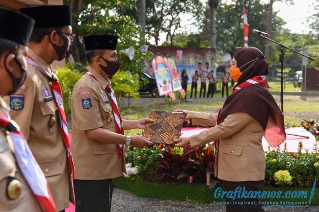 Wakil Gubernur NTB, Dr. Hj. Sitti Rohmi Djalilah Saat Menjadi Pembina Upacara Peringatan HUT Pramuka