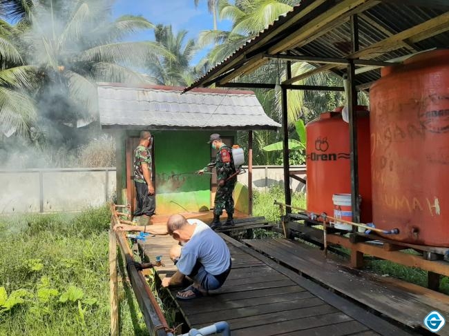 Satgas RT Tangguh Desa Padu Banjar Semprotkan Disinfektan