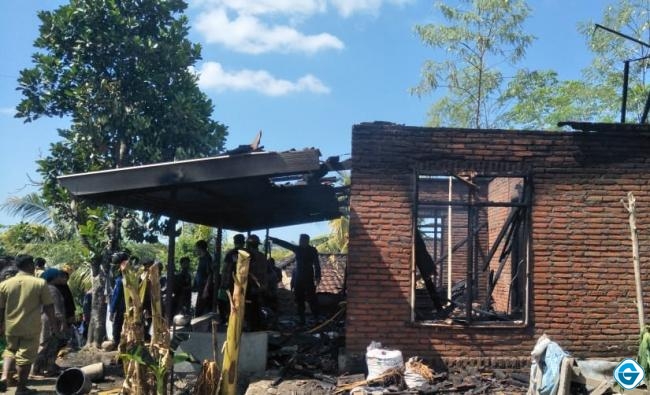 Korsleting Listrik, Satu Rumah Warga Di Kecamatan Pujut Hangus Terbakar