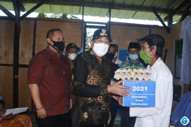 H Djohan Sjamsu Serahkan Paket Ramadhan Islamic Relief di Desa Gumantar