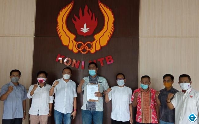 Terima Berkas Pengesahan Musorkab, KONI Lombok Tengah Resmi Dipimpin MSQ