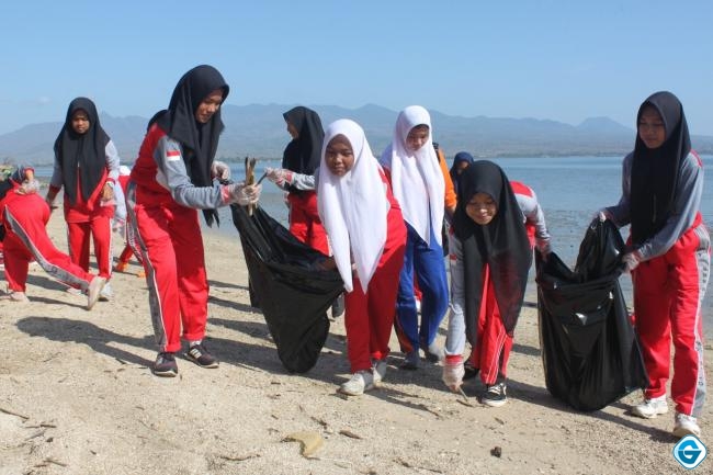 Dukung Program NTB Zero Waste, Geopark Tambora dan Siswa SMA di Bima Gelar Aksi Bersih-Bersih
