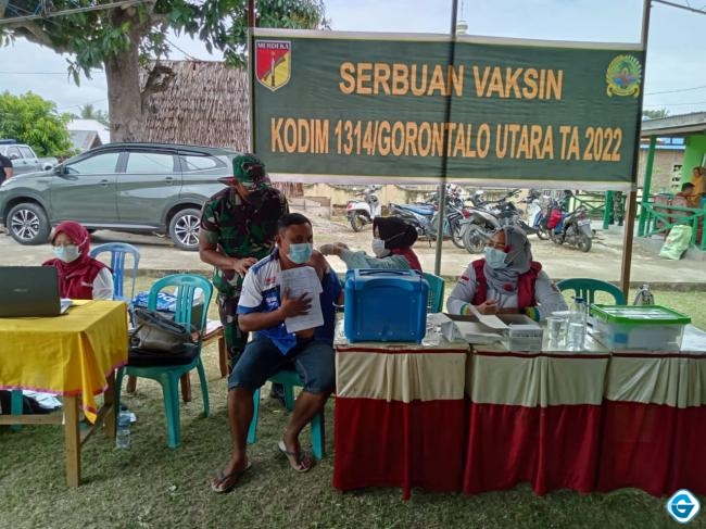 Wakili Danrem 133/NW, Letkol Inf Prabowo Tinjau Pelaksanaan Vaksinasi Covid-19 Sekaligus Pemberian Tali Asih Dalam Rangka Pengabdian 30 Tahun Persada Akmil 92