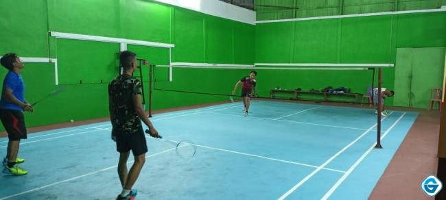 Melalui Olahraga Badminton, Babinsa Delta Pawan Kodim 1203/Ktp Jalin Hubungan Sosial