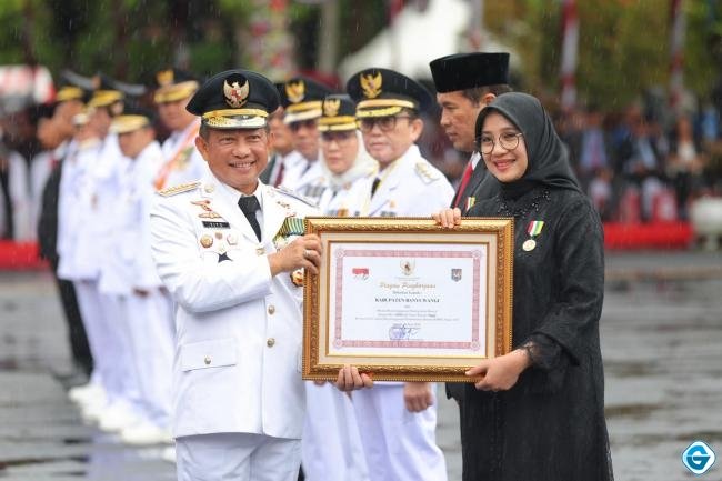 Kalahkan 514 Pemkab se Indonesia, Presiden Anugerahi Penghargaan ke Bupati Banyuwangi