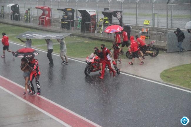 Hujan deras memaksa race 1 WSBK ditunda. (Doc: Kompas.com)