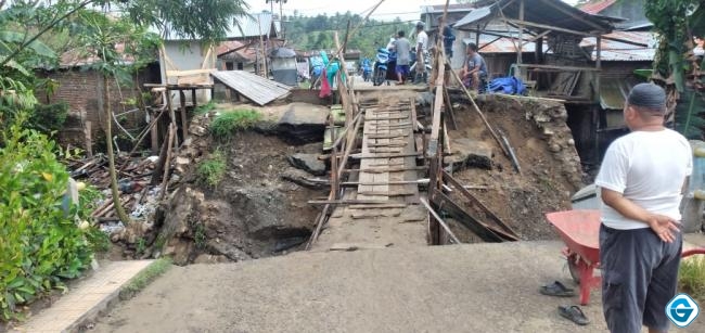 Akibat Jembatan Pasar Pulubala Rusak Berat, Aktifitas Warga Terputus