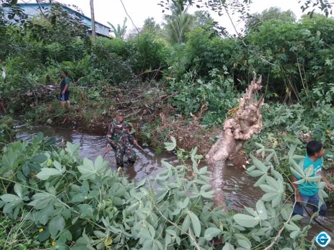 Antisipasi Banjir, Babinsa Koramil Marau Bersama Warga Bersikan Parit