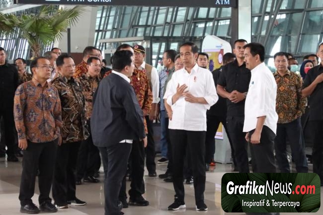 Mendagri Dan Sejumlah Pejabat Dampingi Presiden  Tinjau Pembersihan Bandara Soekarno - Hatta 