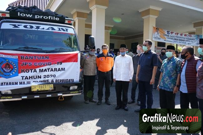 Walikota Bersama Gubernur bagi 70.000 paket JPS di Kota Mataram