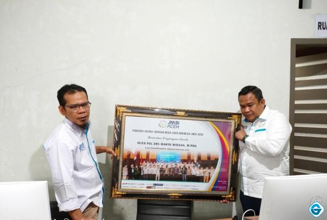 Pengurus JMSI Aceh menyerahkan penghargaan kepada Kapolda Aceh