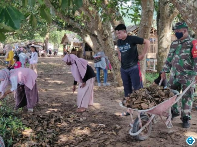  Babinsa Koramil Sukadana Bersama Masyarakat Peduli Lingkungan Bersihkan Area pantai.