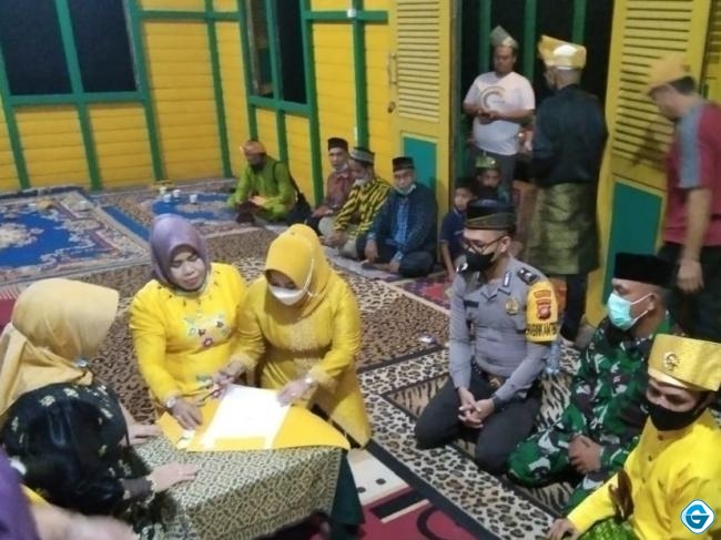 Babinsa Nanga Tayap Hadiri Pengukuhan Pemangku Adat Melayu