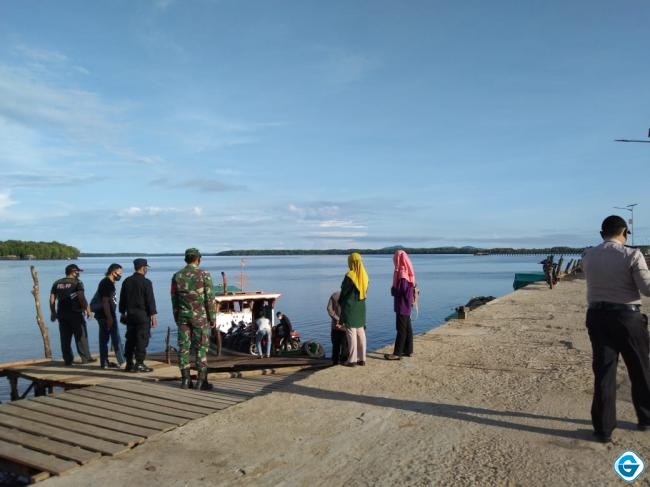 Ajak Warga Terapkan Prokes, Babinsa Teluk Batang Cek Aktivitas Di Stekher Penyebrangan Pulau Maya Karimata-Teluk Batang