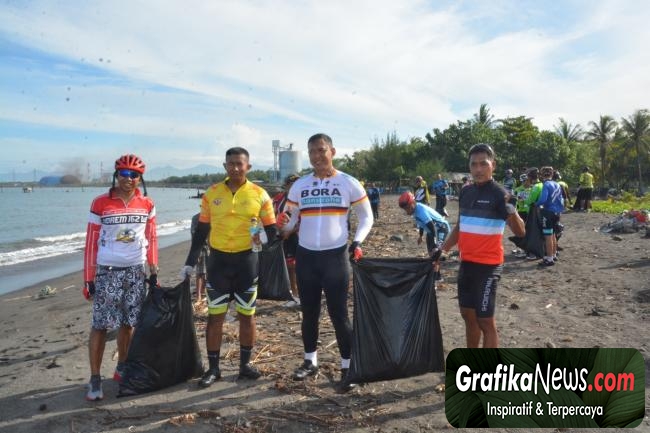 Gowes WBCC Bersihkan Pantai Dari Sampah Plastik  