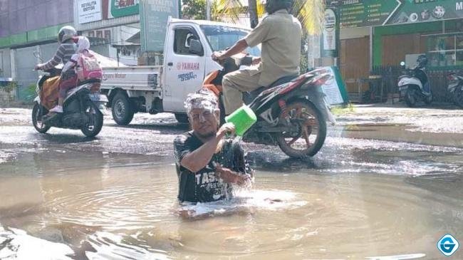 Amaq Ohan Nekat Mandi di Tengah Jalan Rusak Dekat Kantor Bupati | RK