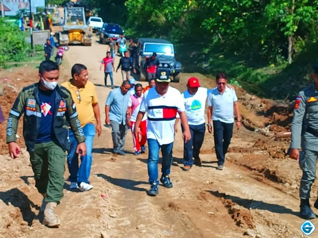 Beri Sejumlah Bantuan, Hendra S Hemeto Kunjungi Korban Longsor dan Banjir di Bilato