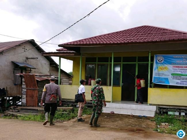  Satgas PPKM Mikro Desa Tanjung Pasar Semprotkan Disinfektan Di Pemukiman Warga