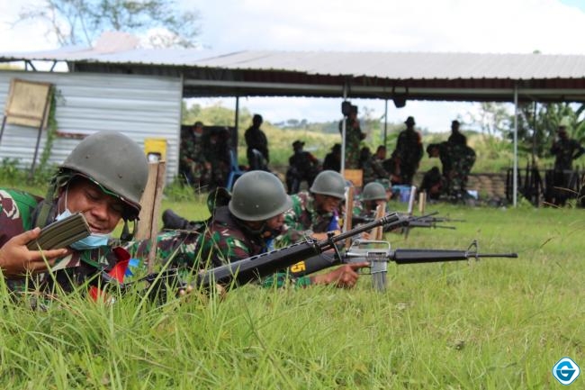 Dandim Lombok Tengah Pimpin Pasukan Latihan Menembak di Batalyon A  Sat Brimob Polda NTB