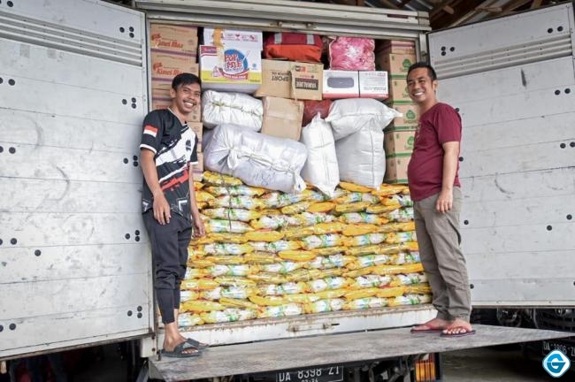 Peduli Korban Banjir, Yayasan H Maming Salurkan Bantuan Sembako dan Pakaian