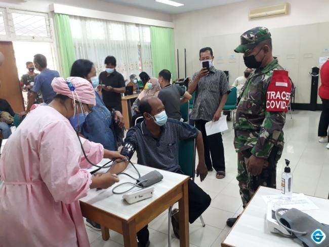 Babinsa Koramil 1203-12/Delta Pawan Monitoring Pelaksanaan Vaksinasi  Para Purnawirawan, Istri dan Warakawuri TNI-AD