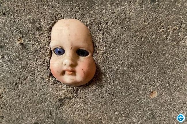 Seorang Wanita di AS Temukan Kepala Boneka Seram Tertanam di Tembok Rumah Barunya