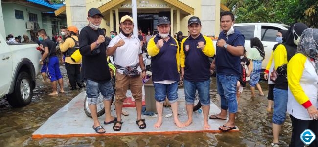 Peduli Korban Banjir Kalsel, Samsat di Dua Kabupaten Ini Serahkan Bantuan Sembako ke Martapura Barat