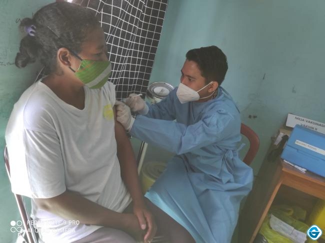 Ratusan Warga Kecamatan Maluk Di Vaksin Massal