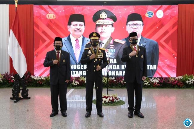 Kapolri Berikan Bintang Bhayangkara Utama kepada Menpan RB dan Menteri ATR/BPN