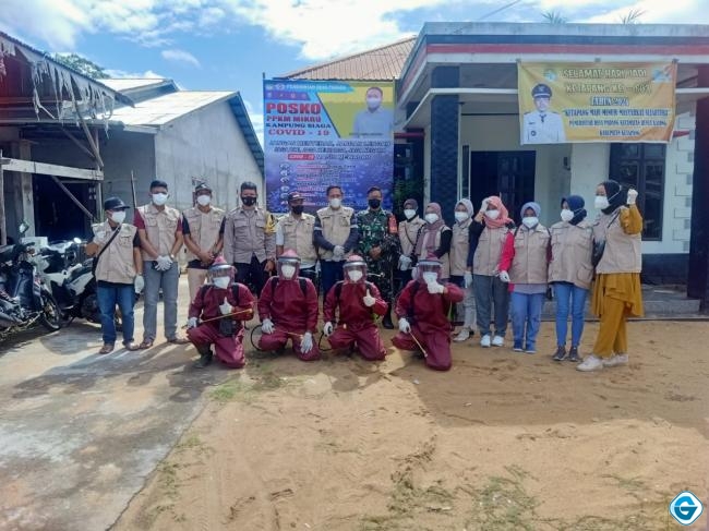 Cegah Penyebaran Virus Corona, Babinsa Bersama Satgas PPKM Mikro Desa Padang Semprotkan Disinfektan Di Rumah Ibadah.
