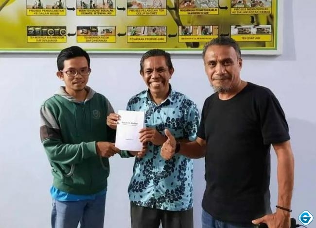 Darsono Yusin Sali, penulis saat menyerahkan draf buku kepada Direktur CV Tri Utami Jaya