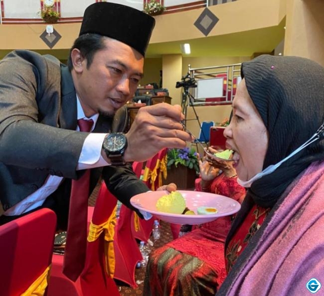 Momen bahagia Said Ismail Kholil Alaydrus bersama Ibunda Tercinta