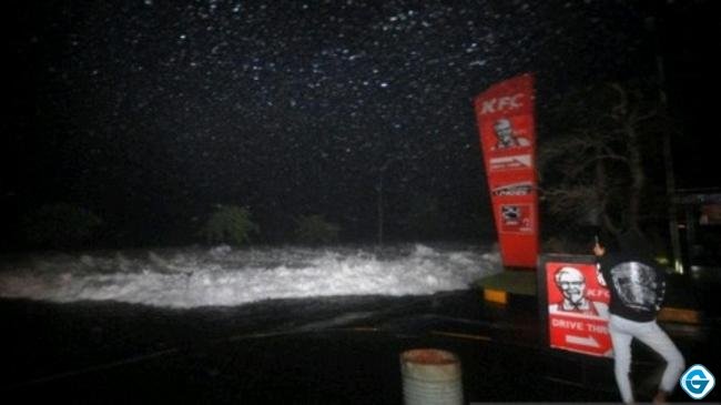 Angin Kencang Picu Gelombang Setinggi 4 Meter Sebabkan Banjir Rob di Manado