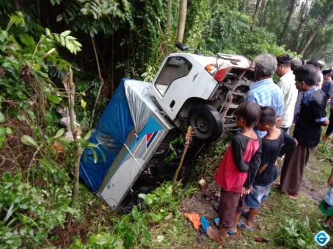 Tidak Kuat Nanjak, Truck Pengangkut Sembako Terjungkal Masuk Jurang di Bunjeruk