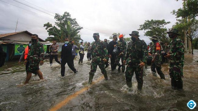 Panglima TNI Marsekal TNI Hadi Tjahjanto (tengah) memantau banjir di Desa Pembataan, Banjarbaru, Kalimantan Selatan. (Foto: ANTARA)