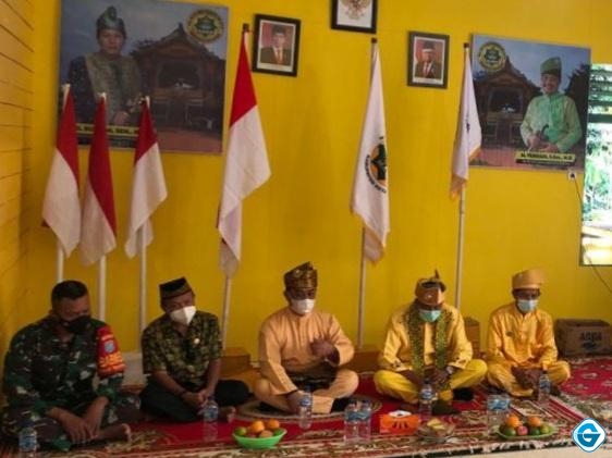 Bina Sinergitas Diwilayah Binaan Babinsa Sukaraja Hadiri Pengukuhan Pemangku Adat Melayu
