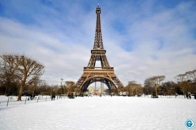 Hujan Salju Selimuti Menara Eiffel, Ini yang Dilakukan Pekerja Disana