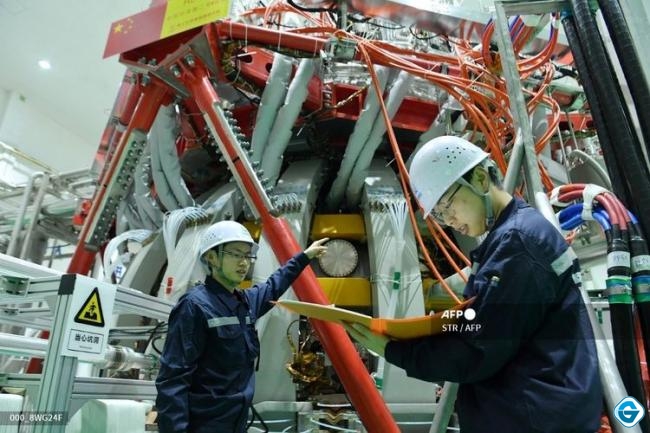 Personel teknis memeriksa perangkat fusi nuklir HL-2M China, yang dikenal sebagai matahari buatan, di laboratorium penelitian di Chengdu, Provinsi Sichuan, China, pada Jumat (4/12/2020). (Doc: Kompas.com)