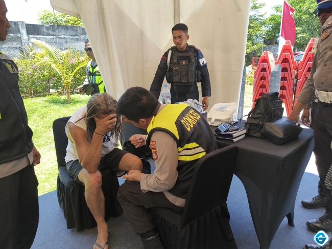 tim-dokkes-ops-mandalika-rinjani-2026-tangani-wna-australia-korban-laka-lantas-di-kawasan-sirkuit-mandalika