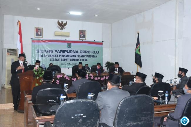 Bupati Lombok Utara H Djohan Sjamsu SH menyampaikan pidato pertamanya dihadapan Pimpinan dan Anggota DPRD Kabupaten Lombok Utara (KLU) pada paripurna masa sidang I