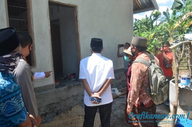 Bupati Lombok Barat Serahkan Buku Tabungan Bantuan RTLH Kepada Masyarakat
