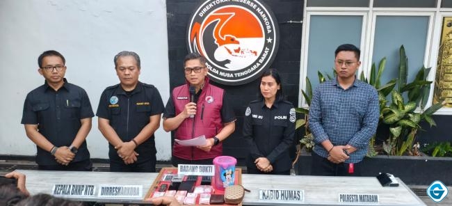 operasi-gabungan-polda-ntb-gerebek-dugaan-sarang-narkoba-di-mataram-sabu-5158-gram-disita