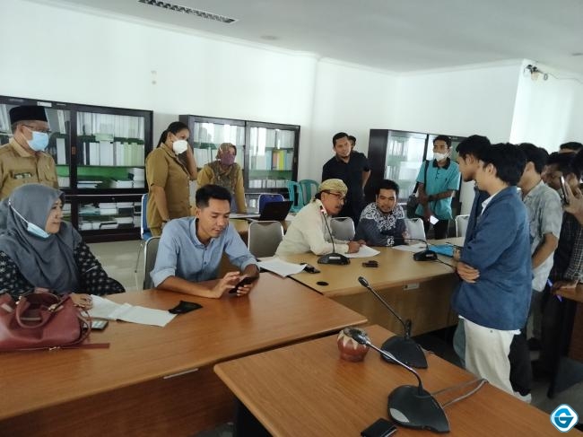 DPRD Kabupaten Lombok Tengah Saat Menerima Aliansi Mahasiswa Tastura | eff