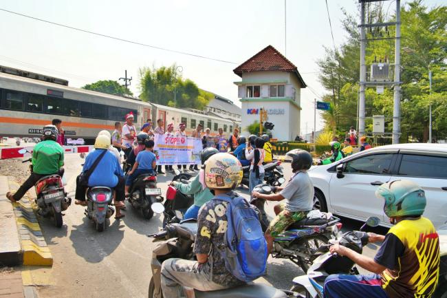 Edukasi Perlintasan Sebidang, KAI Daop 7 Ajak Pengguna Jalan Terapkan Prinsip BERTEMAN