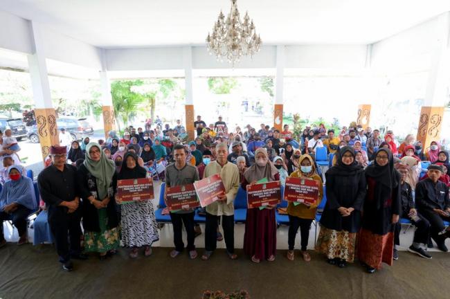  Genjot Ekonomi Arus Bawah, Banyuwangi Kembali Salurkan Bantuan Untuk Warung Kecil 
