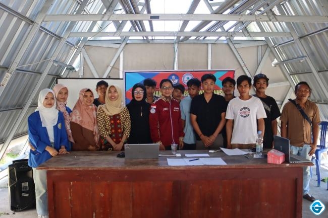 Foto Bersama; Tim Pengabdian bersama para Pokdarwis foto bersama seusai kegiatan pelatihan yang diadakan di Kantor Desa Senaru, Minggu (10/9).