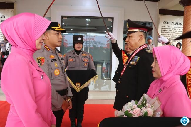 Tradisi Pedang Pora Iringi Bhayangkara Purnabakti