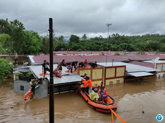 TRC BPBD NTB bersama TRC Kab/Kota Gerak Cepat Evakuasi Warga Terjebak Banjir