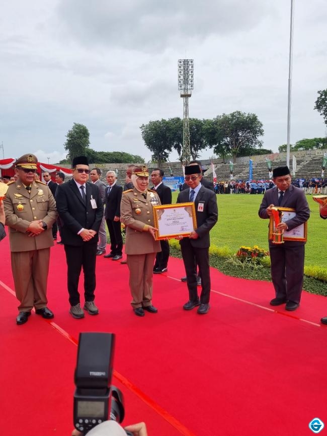Gubernur Jatim Berikan Penghargaan Pembina K3 Terbaik Kepada Bupati Banyuwangi